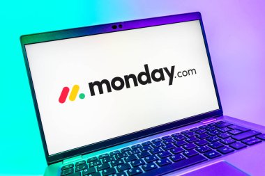 Prag, Çek Cumhuriyeti - 08 01 2025: Monday.com logosunu gösteren dizüstü bilgisayarın yakın görüntüsü. Monday.com proje yönetimi ve takım işbirliği için bir platformdur.