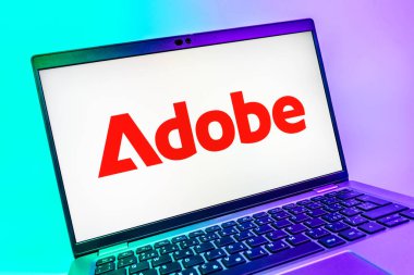 Prag, Çek Cumhuriyeti - 08 01 2025: Adobe logosunu gösteren dizüstü bilgisayarın yakın görüntüsü. Adobe yaratıcı araçlar ve hizmetler sunan bir yazılım şirketidir..