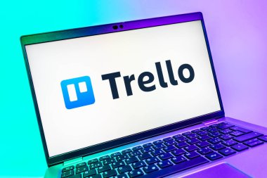 Prag, Çek Cumhuriyeti - 08 01 2025: Trello logosunu gösteren dizüstü bilgisayarın yakın görüntüsü. Trello, tahta ve görevleri kullanarak proje yönetimi için bir platformdur.