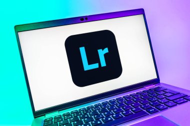Prag, Çek Cumhuriyeti - 08 01 2025: Lightroom logosunu gösteren dizüstü bilgisayarın yakın görüntüsü. Lightroom fotoğraf düzenleme ve yönetim için bir yazılımdır..