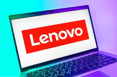 Prag, Çek Cumhuriyeti - 08 01 2025: Lenovo logosunu gösteren dizüstü bilgisayarın yakın görüntüsü. Lenovo bilgisayar ve elektronik üreten bir teknoloji şirketidir..