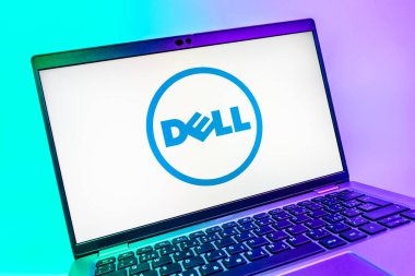 Prag, Çek Cumhuriyeti - 08 01 2025: Dell logosunu gösteren dizüstü bilgisayarın yakın görüntüsü. Dell bilgisayar ve bilişim çözümleri üreten bir teknoloji şirketidir..