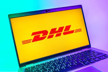 Prag, Çek Cumhuriyeti - 08 01 2025: DHL logosunu gösteren dizüstü bilgisayarın yakın görüntüsü. DHL uluslararası nakliye hizmeti sunan bir lojistik şirketidir..
