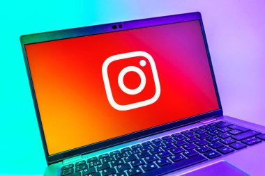Prag, Çek Cumhuriyeti - 08 01 2025: Instagram logosunu gösteren dizüstü bilgisayarın yakın görüntüsü. Instagram fotoğraf ve video paylaşımı için bir sosyal medya platformudur..