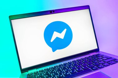 Prag, Çek Cumhuriyeti - 08 01 2025: Messenger logosunu gösteren dizüstü bilgisayarın yakın görüntüsü. Haberci Facebook 'ta mesajlaşma ve sohbet için bir platformdur.