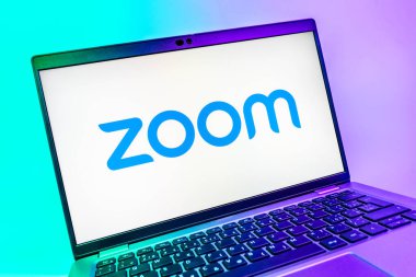 Prag, Çek Cumhuriyeti - 08 01 2025: Zoom logosunu gösteren dizüstü bilgisayarın yakın görüntüsü. Zoom video toplantıları ve çevrimiçi işbirliği için bir platform.