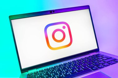 Prag, Çek Cumhuriyeti - 08 01 2025: Instagram logosunu gösteren dizüstü bilgisayarın yakın görüntüsü. Instagram fotoğraf ve video paylaşımı için bir sosyal medya platformudur..
