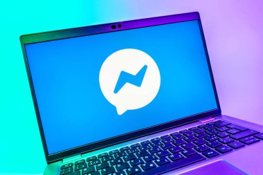 Prag, Çek Cumhuriyeti - 08 01 2025: Messenger logosunu gösteren dizüstü bilgisayarın yakın görüntüsü. Haberci Facebook 'ta mesajlaşma ve sohbet için bir platformdur.