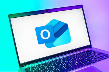 Prag, Çek Cumhuriyeti - 08 01 2025: Outlook logosunu gösteren dizüstü bilgisayarın yakın görüntüsü. Outlook iletileri göndermek ve yönetmek için bir e- posta platformudur.