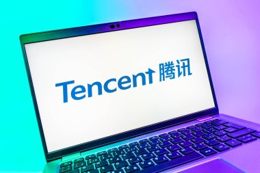 Prag, Çek Cumhuriyeti - 08 01 2025: Tencent logosunu gösteren dizüstü bilgisayarın yakın görüntüsü. Tencent internet hizmetleri ve oyunlar sağlayan bir teknoloji şirketidir..