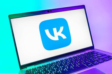 Prag, Çek Cumhuriyeti - 08 01 2025: VK logosunu gösteren dizüstü bilgisayarın yakın görüntüsü. VK, içeriği bağlamak ve paylaşmak için bir sosyal medya platformudur..