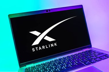 Prag, Çek Cumhuriyeti - 08 01 2025: Starlink logosunu gösteren dizüstü bilgisayarın yakın görüntüsü. Starlink küresel bağlantı sağlayan bir uydu internet hizmetidir.