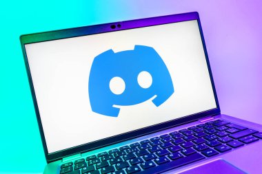 Prag, Çek Cumhuriyeti - 08 01 2025: Discord logosunu gösteren dizüstü bilgisayarın yakın görüntüsü. Discord ses, video ve metin iletişimi için bir platformdur..