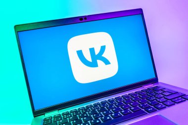 Prag, Çek Cumhuriyeti - 08 01 2025: VK logosunu gösteren dizüstü bilgisayarın yakın görüntüsü. VK, içeriği bağlamak ve paylaşmak için bir sosyal medya platformudur..