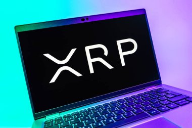 Prag, Çek Cumhuriyeti - 08 01 2025: Ripple logosunu gösteren dizüstü bilgisayarın yakın görüntüsü. Dalgalanma dijital kripto para birimi ve ödeme protokolüdür..