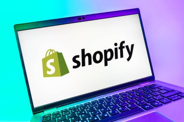 Prag, Çek Cumhuriyeti - 08 01 2025: Shopify logosunu gösteren dizüstü bilgisayarın yakın görüntüsü. Shopify çevrimiçi mağazalar oluşturmak ve yönetmek için bir platformdur.