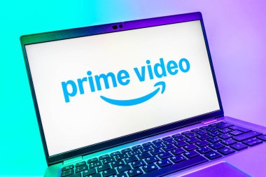 Prag, Çek Cumhuriyeti - 08 01 2025: Prime video logosunu gösteren dizüstü bilgisayarın yakın görüntüsü. Asal video, filmler ve TV programları için bir yayın platformudur..