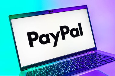 Prag, Çek Cumhuriyeti - 08 01 2025: PayPal logosunu gösteren dizüstü bilgisayarın yakın görüntüsü. PayPal çevrimiçi ödemeler ve para transferleri için bir platformdur.
