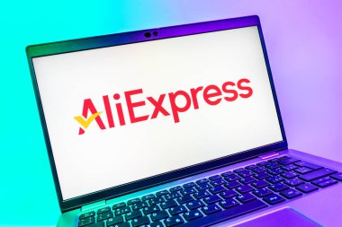 Prag, Çek Cumhuriyeti - 08 01 2025: AliExpress logosunu gösteren dizüstü bilgisayarın yakın görüntüsü. AliExpress, küresel çapta bir alışveriş ürünleri çevrimiçi pazarıdır..