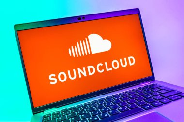 Prag, Çek Cumhuriyeti - 08 01 2025: SoundCloud logosunu gösteren dizüstü bilgisayarın yakın görüntüsü. SoundCloud müzik paylaşımı ve yayını için bir platformdur..