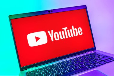 Prag, Çek Cumhuriyeti - 08 01 2025: Youtube logosunu gösteren bir dizüstü bilgisayarın yakından görüntüsü. Youtube dünya çapında videoları izlemek ve paylaşmak için bir platform.