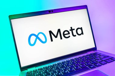 Prag, Çek Cumhuriyeti - 08 01 2025: Meta logosunu gösteren dizüstü bilgisayarın yakın görüntüsü. Meta, Facebook ve Instagram gibi sosyal platformlar sunan bir şirket..