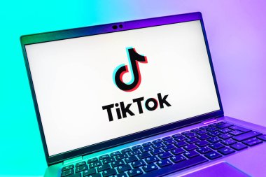 Prag, Çek Cumhuriyeti - 08 01 2025: TikTok logosunu gösteren dizüstü bilgisayarın yakın görüntüsü. TikTok kısa, yaratıcı ve viral video platformu.