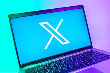 Prag, Çek Cumhuriyeti - 08 01 2025: X logosunu gösteren dizüstü bilgisayarın yakın görüntüsü. X, kısa gönderileri ve güncellemeleri paylaşmak için bir platformdur.