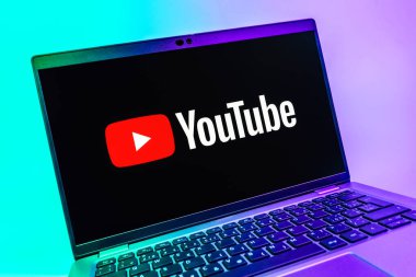 Prag, Çek Cumhuriyeti - 08 01 2025: Youtube logosunu gösteren bir dizüstü bilgisayarın yakından görüntüsü. Youtube dünya çapında videoları izlemek ve paylaşmak için bir platform.
