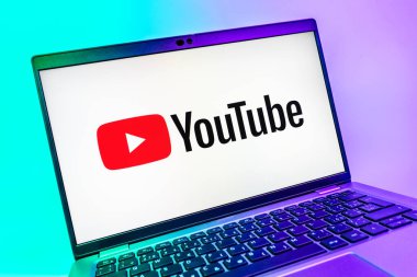 Prag, Çek Cumhuriyeti - 08 01 2025: Youtube logosunu gösteren bir dizüstü bilgisayarın yakından görüntüsü. Youtube dünya çapında videoları izlemek ve paylaşmak için bir platform.