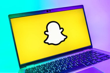 Prag, Çek Cumhuriyeti - 08 01 2025: Snapchat logosunu gösteren dizüstü bilgisayarın yakın görüntüsü. Snapchat fotoğraf, video ve geçici mesajlar göndermek için bir uygulamadır.
