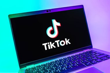 Prag, Çek Cumhuriyeti - 08 01 2025: TikTok logosunu gösteren dizüstü bilgisayarın yakın görüntüsü. TikTok kısa, yaratıcı ve viral video platformu.
