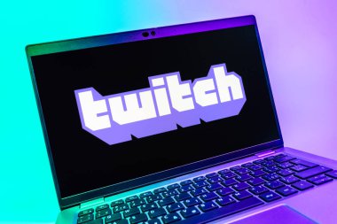 Prag, Çek Cumhuriyeti - 08 01 2025: Twitch logosunu gösteren dizüstü bilgisayarın yakın görüntüsü. Twitch canlı yayın oyunları ve içeriği için bir platformdur.