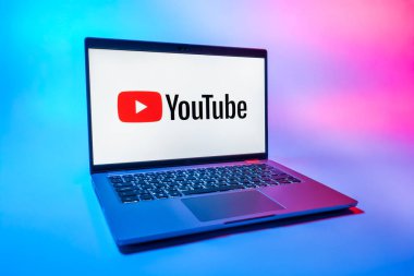 Prag, Çek Cumhuriyeti - 08 01 2025: Üniforma arka planda bir dizüstü bilgisayar Youtube logosunu gösterir. Youtube dünya çapında videoları izlemek ve paylaşmak için bir platform.