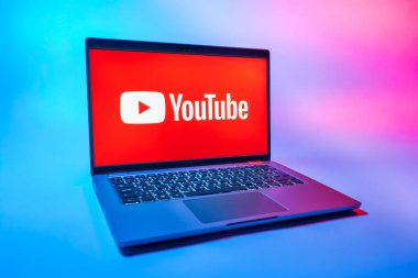 Prag, Çek Cumhuriyeti - 08 01 2025: Üniforma arka planda bir dizüstü bilgisayar Youtube logosunu gösterir. Youtube dünya çapında videoları izlemek ve paylaşmak için bir platform.