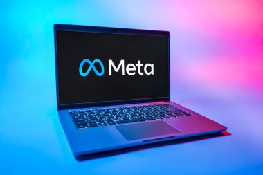 Prag, Çek Cumhuriyeti - 08 01 2025: Tek tip arkaplanda bir dizüstü bilgisayar Meta logosunu gösterir. Meta, Facebook ve Instagram gibi sosyal platformlar sunan bir şirket..