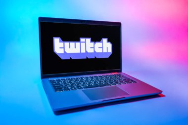 Prag, Çek Cumhuriyeti - 08 01 01 2025: Tek tip arkaplanda bir dizüstü bilgisayar Twitch logosunu gösteriyor. Twitch canlı yayın oyunları ve içeriği için bir platformdur.