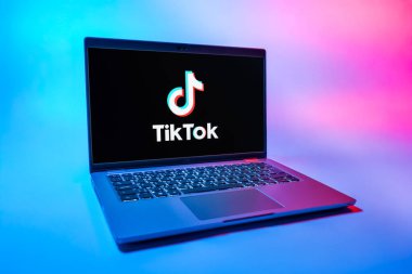 Prag, Çek Cumhuriyeti - 08 01 2025: Tek tip arkaplanda bir dizüstü bilgisayar TikTok logosunu gösteriyor. TikTok kısa, yaratıcı ve viral video platformu.