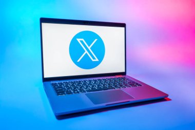 Prag, Çek Cumhuriyeti - 08 01 2025: Tek tip arka planda bir dizüstü bilgisayar X logosunu gösterir. X, kısa gönderileri ve güncellemeleri paylaşmak için bir platformdur.