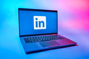 Prag, Çek Cumhuriyeti - 08 01 2025: Tek bir arkaplanda LinkedIn logosunu gösteren bir dizüstü bilgisayar. LinkedIn, insanları ve şirketleri birbirine bağlayan profesyonel bir ağ..