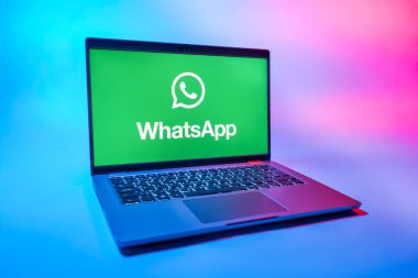 Prag, Çek Cumhuriyeti - 08 01 2025: Uniforma arka planda bir dizüstü bilgisayar WhatsApp logosunu gösterir. WhatsApp mesaj, çağrı ve medya göndermek için bir uygulamadır.