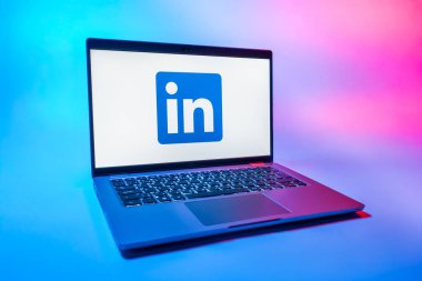 Prag, Çek Cumhuriyeti - 08 01 2025: Tek bir arkaplanda LinkedIn logosunu gösteren bir dizüstü bilgisayar. LinkedIn, insanları ve şirketleri birbirine bağlayan profesyonel bir ağ..