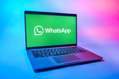 Prag, Çek Cumhuriyeti - 08 01 2025: Uniforma arka planda bir dizüstü bilgisayar WhatsApp logosunu gösterir. WhatsApp mesaj, çağrı ve medya göndermek için bir uygulamadır.