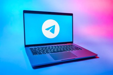 Prag, Çek Cumhuriyeti - 08 01 2025: Tek tip arkaplanda bir dizüstü bilgisayar Telegram logosunu gösterir. Telgraf hızlı ve güvenli iletiler için bir uygulamadır.