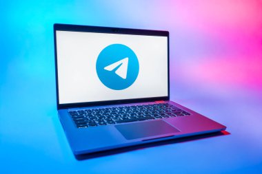 Prag, Çek Cumhuriyeti - 08 01 2025: Tek tip arkaplanda bir dizüstü bilgisayar Telegram logosunu gösterir. Telgraf hızlı ve güvenli iletiler için bir uygulamadır.