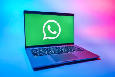 Prag, Çek Cumhuriyeti - 08 01 2025: Uniforma arka planda bir dizüstü bilgisayar WhatsApp logosunu gösterir. WhatsApp mesaj, çağrı ve medya göndermek için bir uygulamadır.