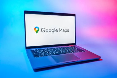 Prag, Çek Cumhuriyeti - 08 01 2025: Google Maps logosunu gösteren bir dizüstü bilgisayar. Google Maps haritalar, navigasyon ve konum hizmetleri için bir platformdur.