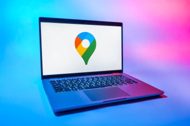 Prag, Çek Cumhuriyeti - 08 01 2025: Google Maps logosunu gösteren bir dizüstü bilgisayar. Google Maps haritalar, navigasyon ve konum hizmetleri için bir platformdur.