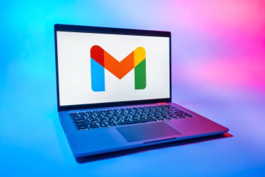 Prag, Çek Cumhuriyeti - 08 01 2025: Tek tip arkaplanda bir dizüstü bilgisayar Google Gmail logosunu gösterir. Google Gmail, mesaj göndermek ve almak için kullanılan bir e-posta servisidir..
