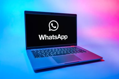 Prag, Çek Cumhuriyeti - 08 01 2025: Uniforma arka planda bir dizüstü bilgisayar WhatsApp logosunu gösterir. WhatsApp mesaj, çağrı ve medya göndermek için bir uygulamadır.